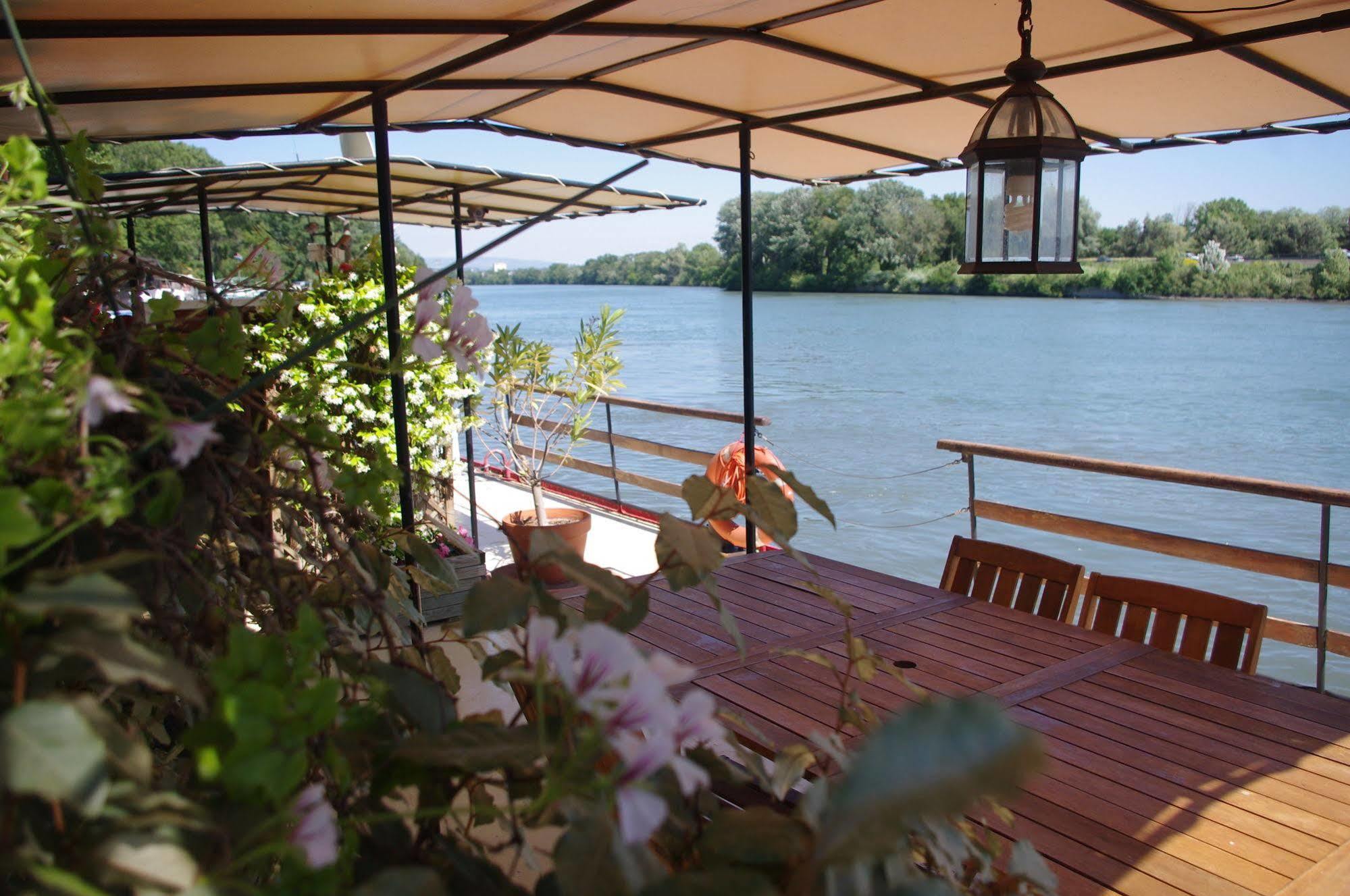 Peniche Le Hasard Acomodação com café da manhã Villeneuve-lès-Avignon Exterior foto